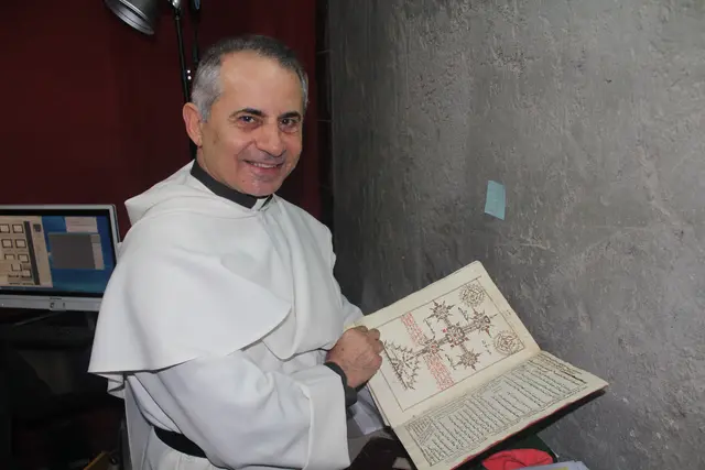 P. Nageeb Michaeel OP mit einer Handschrift