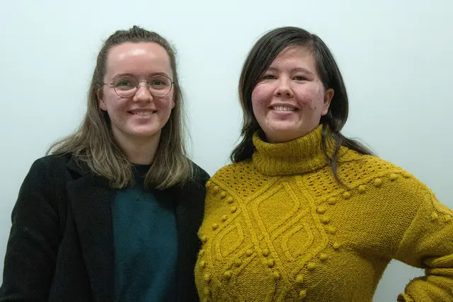 Die Kuratorinnen Sarah Böhm und Viola Mrass (v.l.)