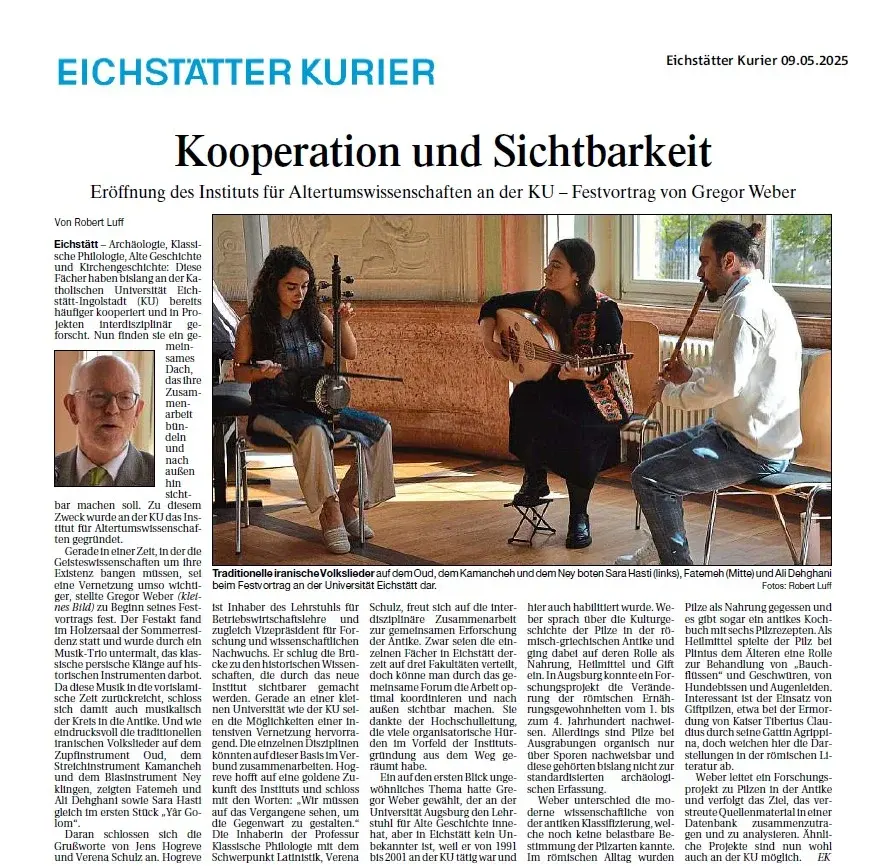 Links Herr Prof. Dr. Gregor Weber; Rechts zwei Musikerinnen und ein Musiker, die die Eröffnungsfeier musikalisch untermalten.