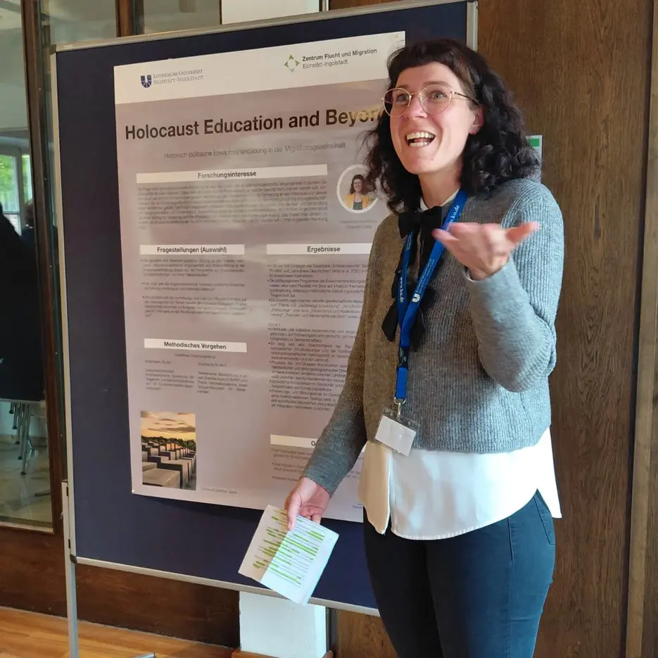 Elisabeth Lang bei der Pr&auml;sentation ihres Posters