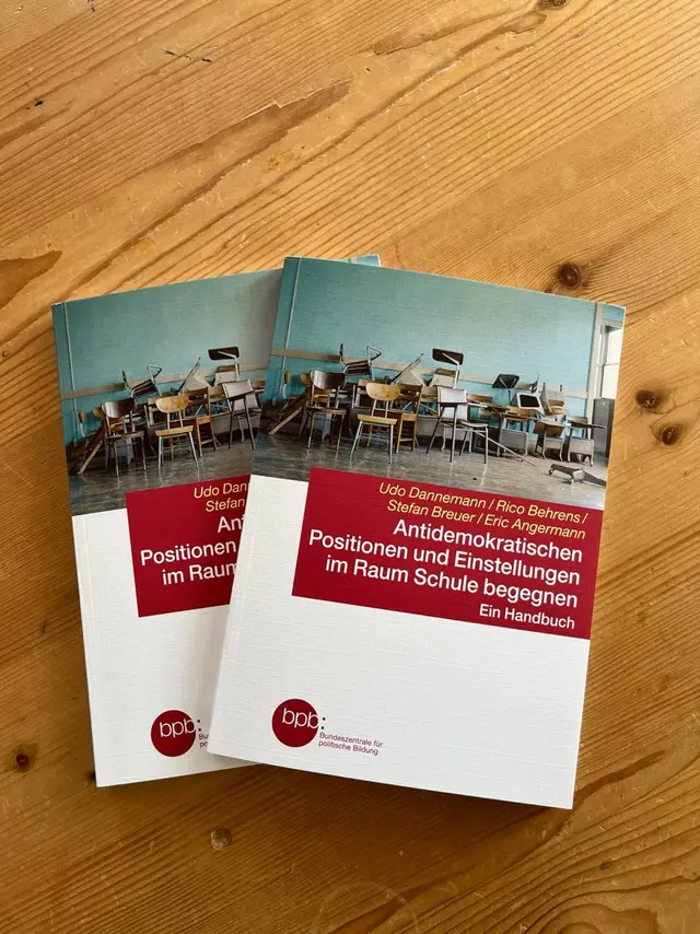 Das von Udo Dannemann, Rico Behrens, Stefan Breuer und Eric Angermann herausgegebene Handbuch &bdquo;Antidemokratischen Positionen und Einstellungen im Raum Schule begegnen&ldquo;.