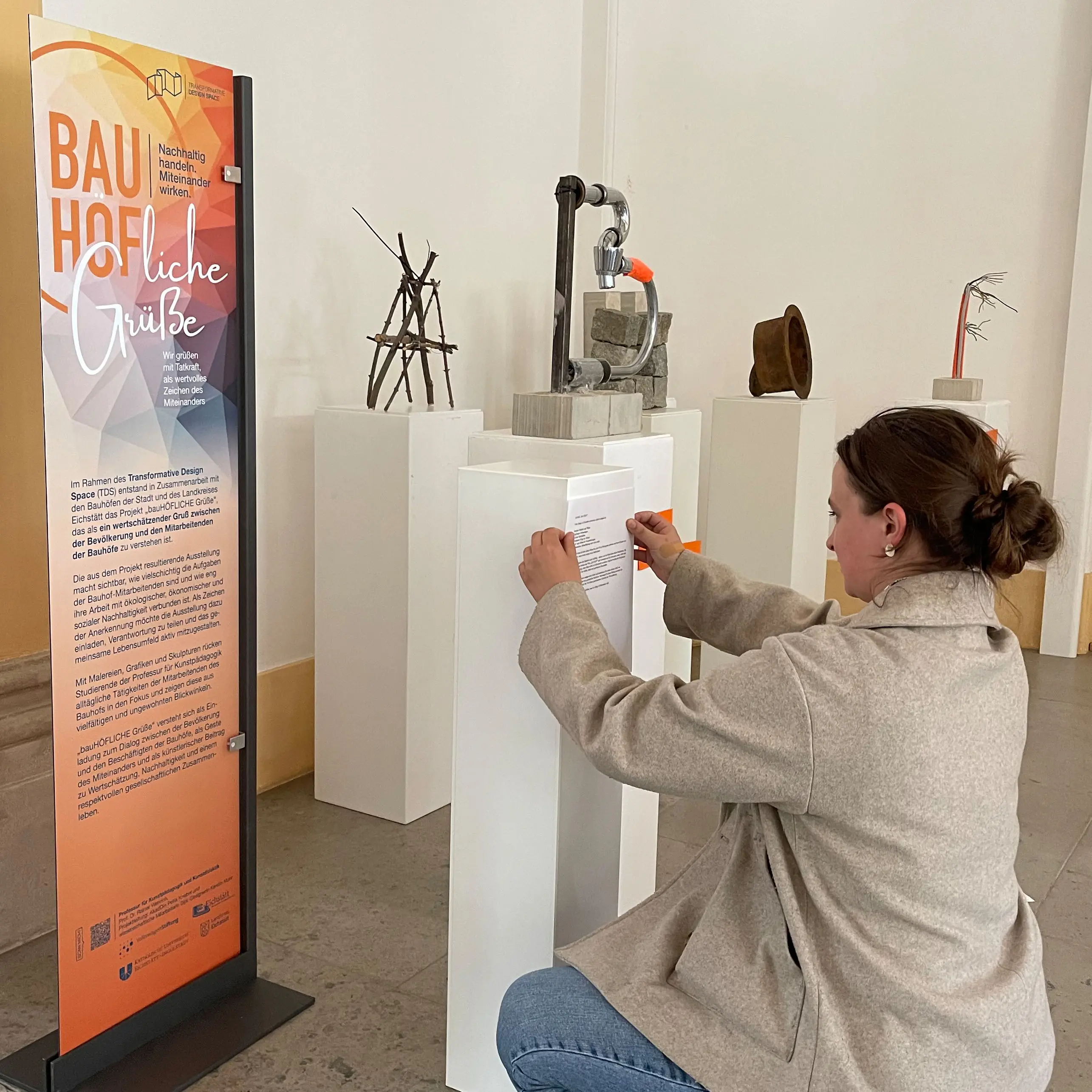 Ausstellung_Bauhoefliche_Gruesse_Aufbau_2.jpg 