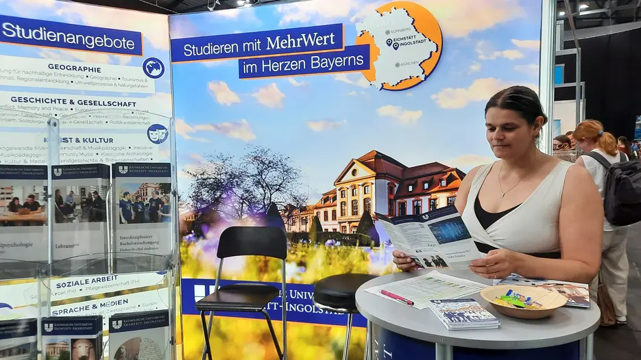 Prof. Ray am Messestand