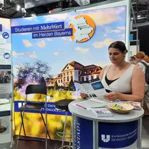 Prof. Ray am Messestand