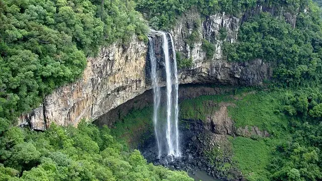 Wasserfall_Regenwald.jpg