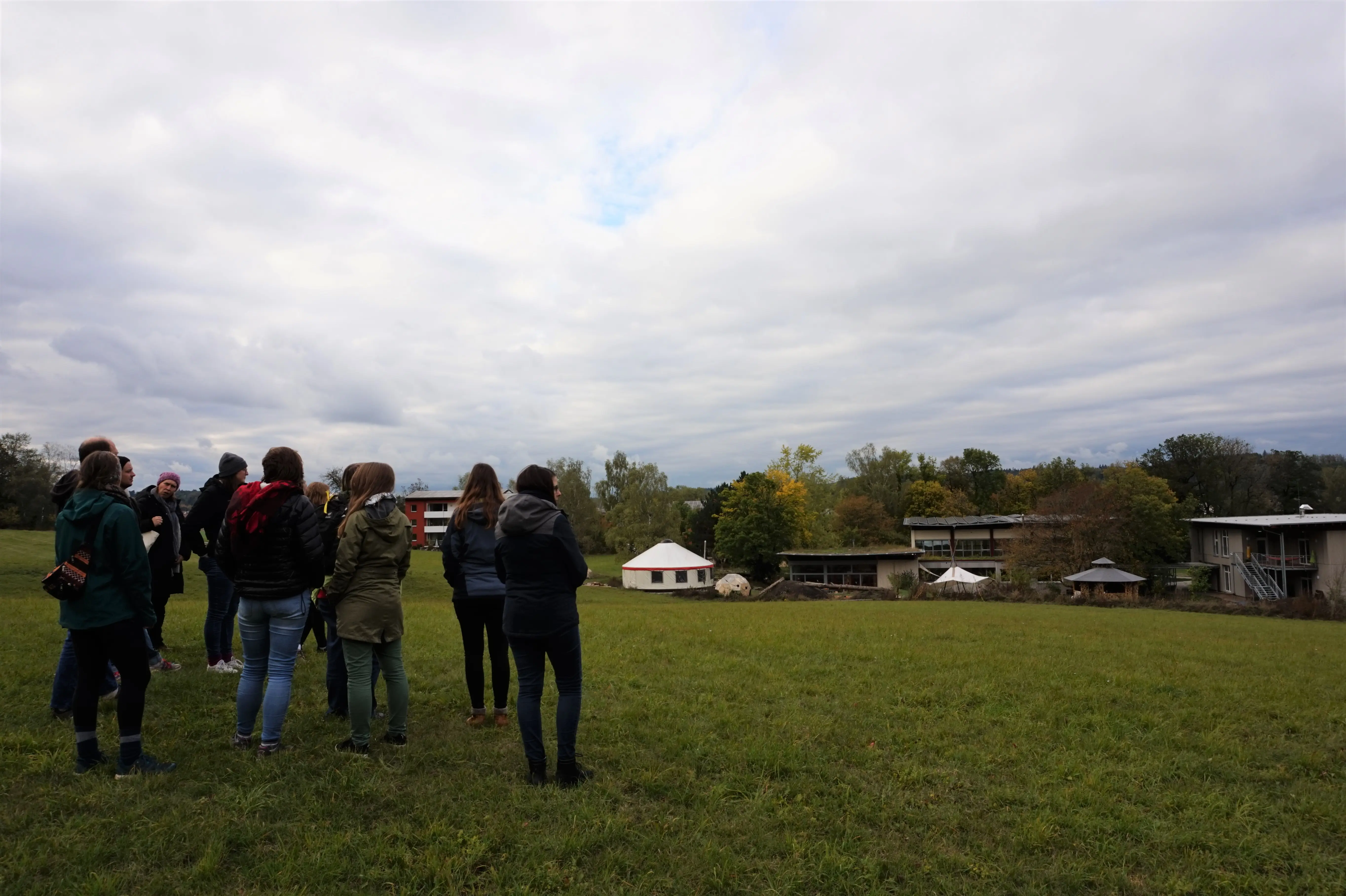 Blick über das Ökokdorf Schloss Tempelhof