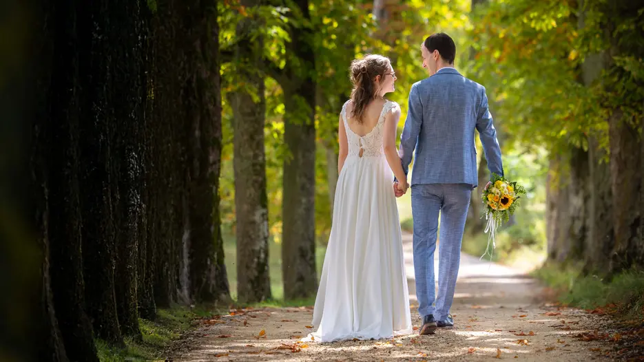 Hochzeitspaar auf dem Weg in die gemeinsame Zukunft