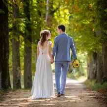 Hochzeitspaar auf dem Weg in die gemeinsame Zukunft