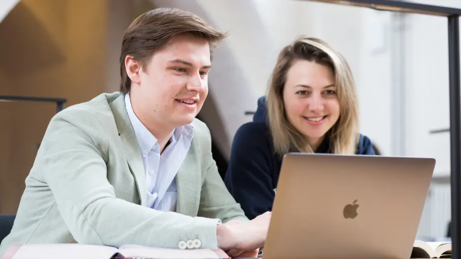 Studierende mit PC