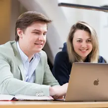 Studierende mit PC