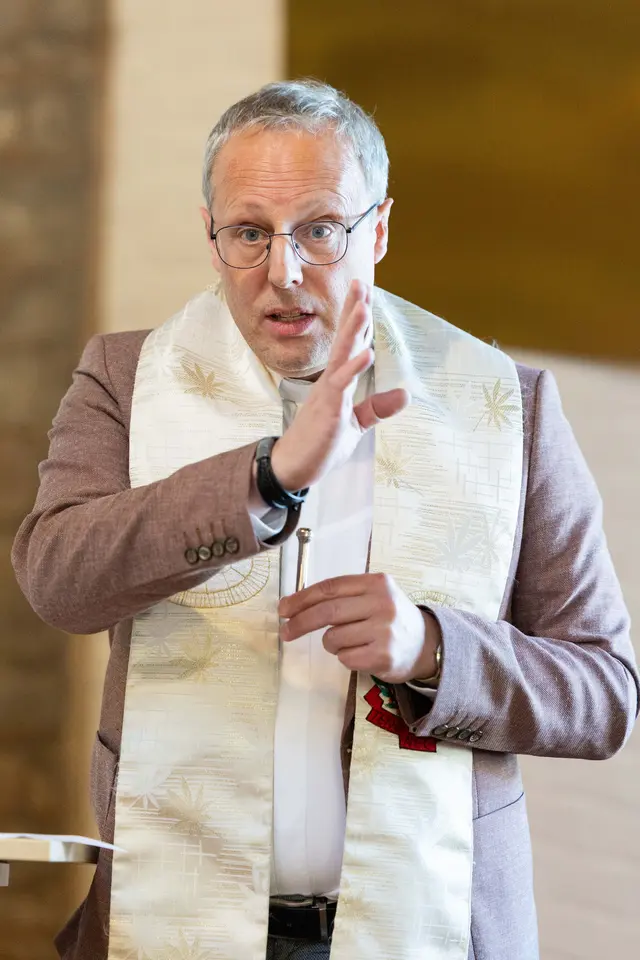 Hochschulpfarrer Stefan Weig segnet das neue Studihaus