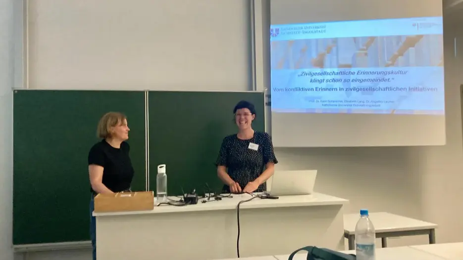 Angelika Laumer und Elisabeth Lang beim Vortrag