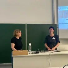 Angelika Laumer und Elisabeth Lang beim Vortrag