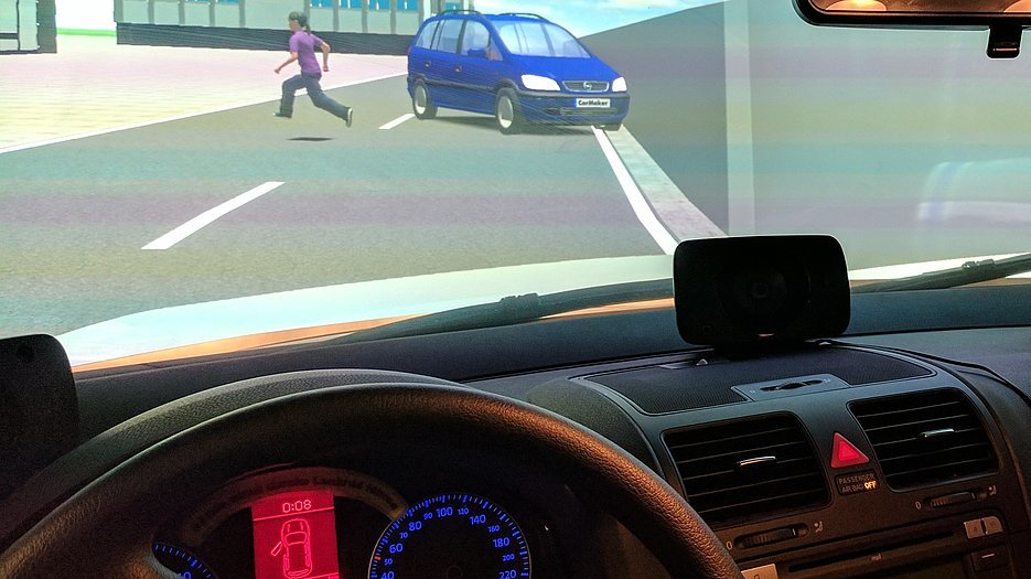 Rund um den autonomen Straßenverkehr werden moralische Dilemma-Situationen viel diskutiert: Wie soll ein automatisiertes Fahrzeug reagieren? Auf das stehende Auto halten, in dem Personen sitzen, oder auf das Kind?
