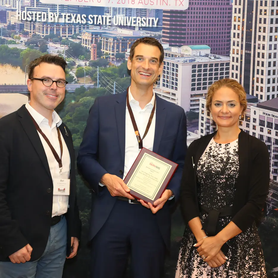 Prof. Dr. Jens Hogreve (Mitte) bei der Verleihung des „Best Services Article Award“ in Austin/Texas gemeinsam mit den Vorsitzenden der Service Special Interest Group der American Marketing Association, Dr. Bart Larivière und Dr. Linda Alkire. (Foto: American Marketing Association)