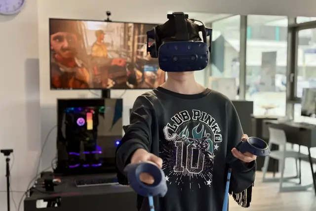 Eine Studentin mit VR-Brille