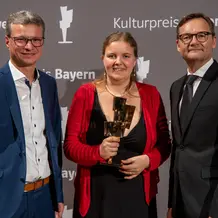 Bayerns Wissenschaftsminister Bernd Sibler überreichte Dr. Isabel Theresia Strubel den Kulturpreis Bayern gemeinsam mit dem Bayernwerk-Vorstandsvorsitzenden Reimund Gotzel (v.l.). (Fotos: Bayernwerk AG)