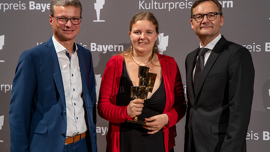Bayerns Wissenschaftsminister Bernd Sibler überreichte Dr. Isabel Theresia Strubel den Kulturpreis Bayern gemeinsam mit dem Bayernwerk-Vorstandsvorsitzenden Reimund Gotzel (v.l.). (Fotos: Bayernwerk AG)