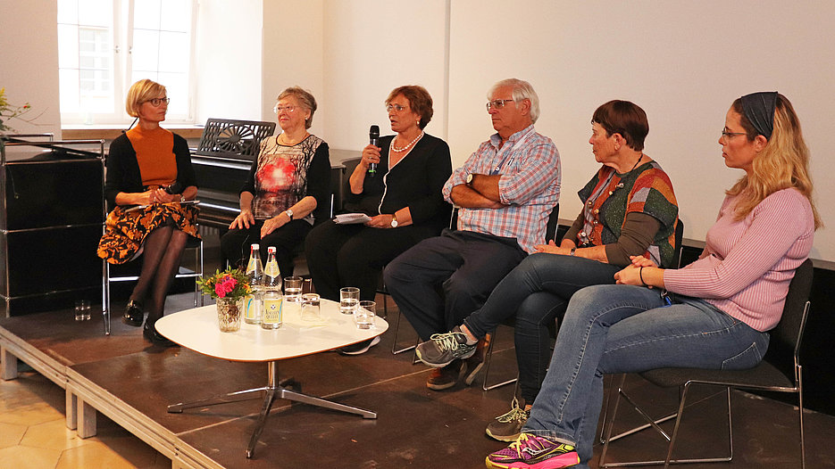 At a round table, four contemporary witnesses told their stories and talked about their families’ fate and the significance of the Eichstätt DP camp for their future. (Photos: Schulte Strathaus)
