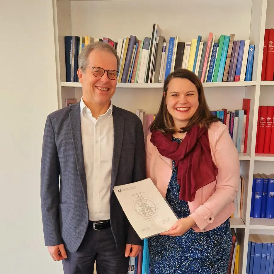 Übergabe der Doktorurkunde an Dr. Claudia Mayer 