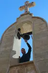 Abuna Ignatios Offy im Glockenturm des Klosters Mor Mattai