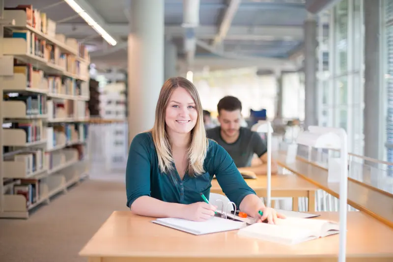 Studierende in Bibliothek