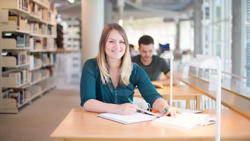 Studierende in Bibliothek