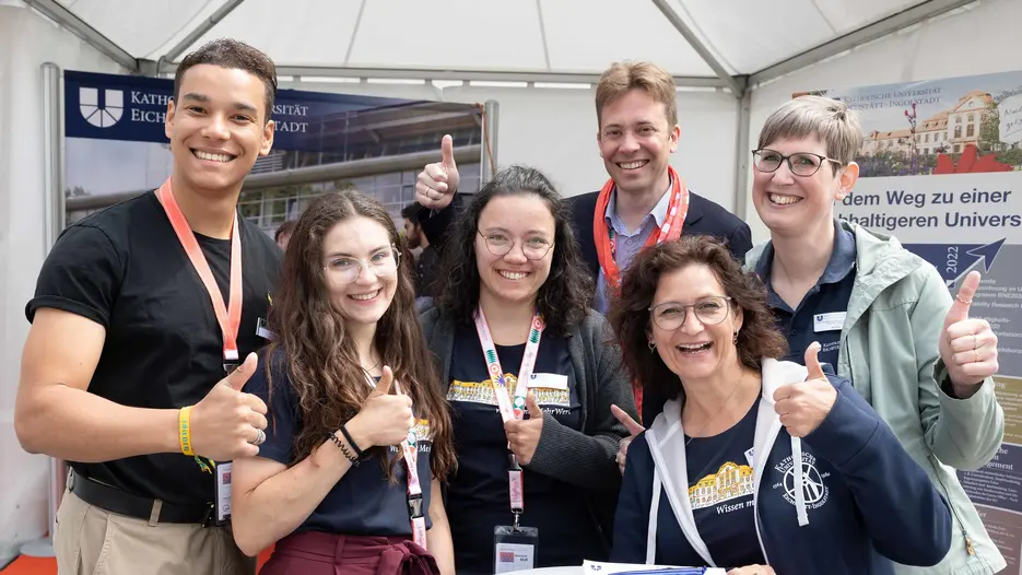 Mitarbeitende und Studierende Katholischen Universität Eichstätt-Ingolstadt am Infostand auf der Kirchenmeile