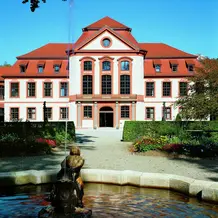Sommerresidenz_mit_Brunnen_03.jpg