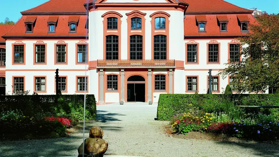 Sommerresidenz_mit_Brunnen_03.jpg