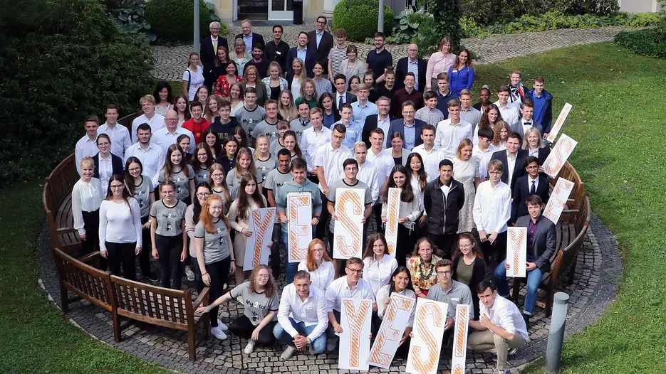 Insgesamt elf Teams von Schulen aus Bayern und Baden-Württemberg trafen sich zum Regionalfinale des Young Economic Summit am Münchner ifo-Institut. Drei Teams wurden von Wissenschaftlerinnen und Wissenschaftlern der KU bei der Arbeit an verschiedenen Fragestellungen begleitet. (Foto: YES!)