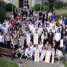 Insgesamt elf Teams von Schulen aus Bayern und Baden-Württemberg trafen sich zum Regionalfinale des Young Economic Summit am Münchner ifo-Institut. Drei Teams wurden von Wissenschaftlerinnen und Wissenschaftlern der KU bei der Arbeit an verschiedenen Fragestellungen begleitet. (Foto: YES!)