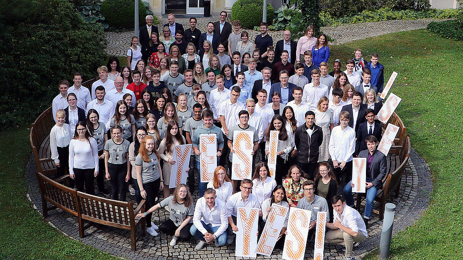 Eleven teams from schools all over Bavaria and Baden-Wuerttemberg met for the regional finals of the Young Economic Summit at the Munich ifo Institute. Three teams were supported by KU researchers in their work on different questions and tasks. (Photo: YES!)