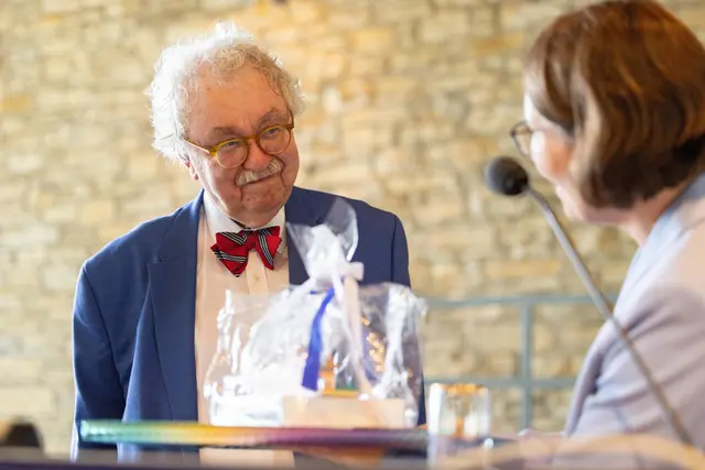 Geschenk&uuml;bergabe an Prof. Dr. Ernst Fricke