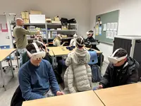 Studierende arbeiten mit VR-Brillen