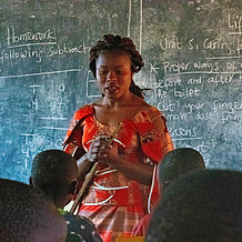 [Translate to Englisch:] Eine Absolventin des Learning-Facilitator-Programmes ist im ostafrikanischen Malawi nun als Grundschullehrerin tätig.