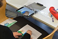 What initially is static paintings then evolves into “moving images” in short films in stop-motion technique that are created with tablets. In this process, the children learn how they can breathe life into their drawings using digital tools.