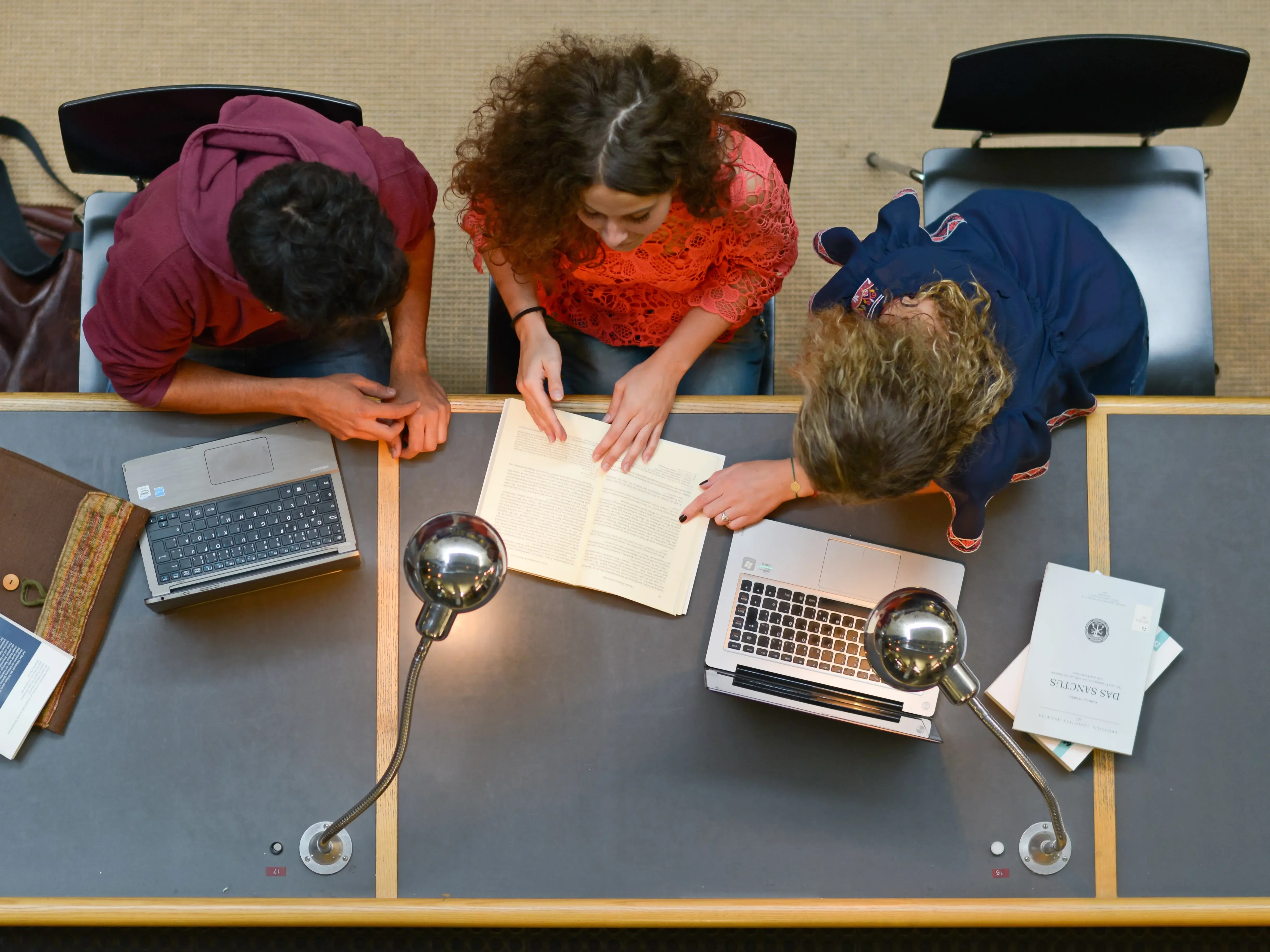 Studierende in Bibliothek