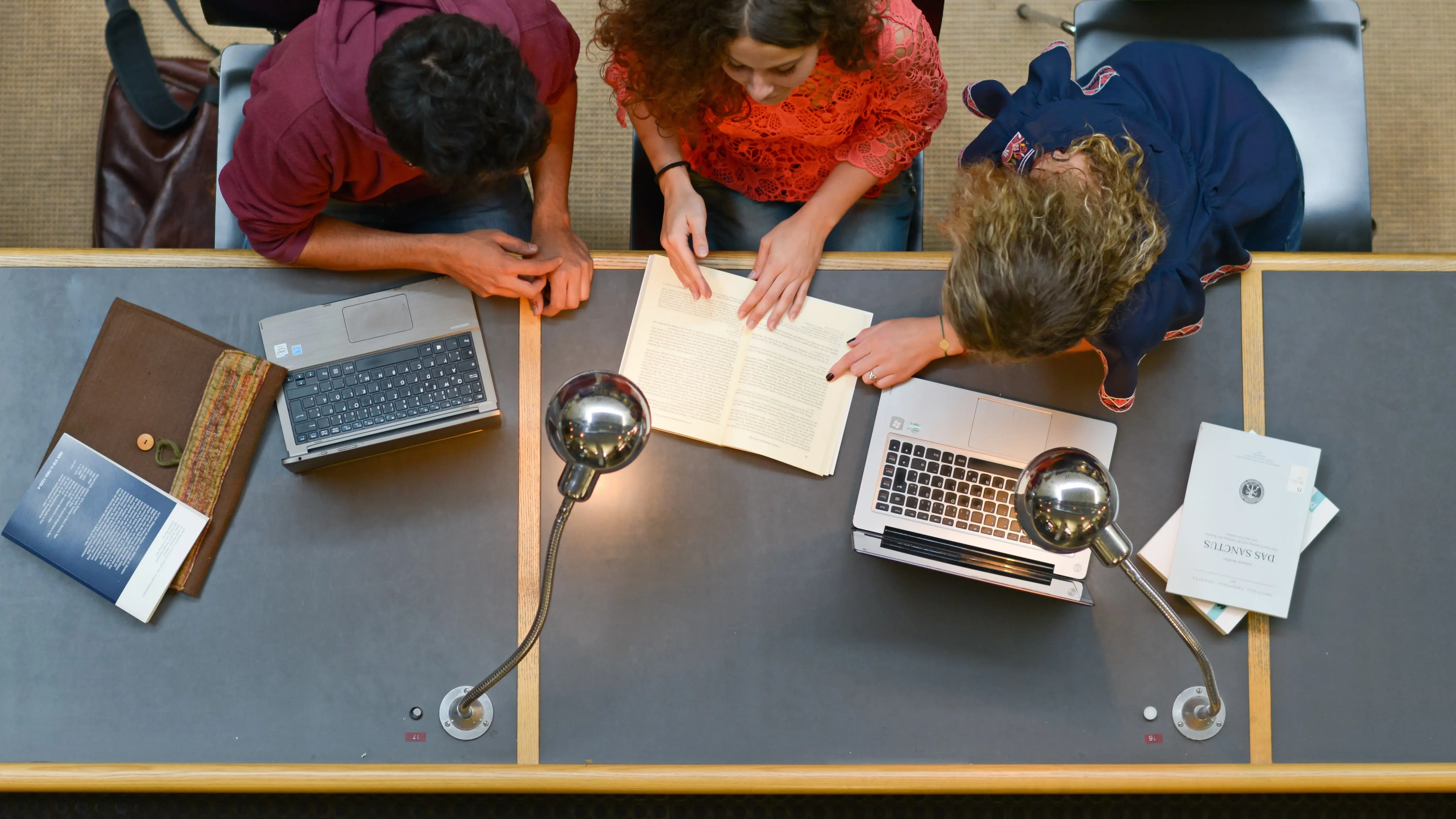 Studierende in Bibliothek