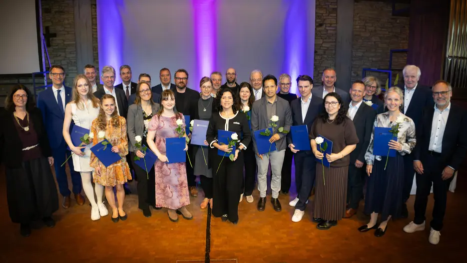 Alle Preistr&auml;gerinnen und Preistr&auml;ger der Universit&auml;tspreise 2026 mit KU-Pr&auml;sidentin Prof. Dr. Gabriele Gien, dem Vorsitzenden des Stiftungsrats, Horst Seehofer, den Vizepr&auml;sidenten Prof. Dr. Jens Hogreve, Prof. Dr. Klaus Meier und Prof. Dr. Klaus St&uuml;we sowie den Stiftern der Preise.