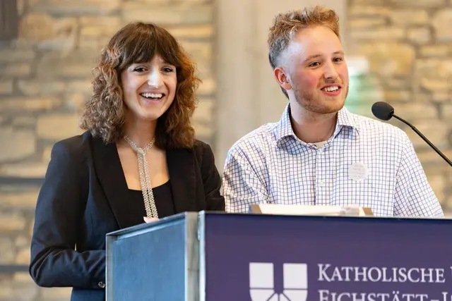 Selina Yildiz und Luis Beyerbach sprechen zu den Studierenden