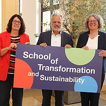 (f.l.) KU President Prof. Dr. Gabriele Gien, Prof. Dr. Harald Pechlaner, Founding Dean of the School of Transformation and Sustainability, and Prof. Dr. Simone Birkel, Professor of Religious Education, presenting the concept of the new faculty at a press meeting.
