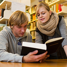Studierende in Bibliothek
