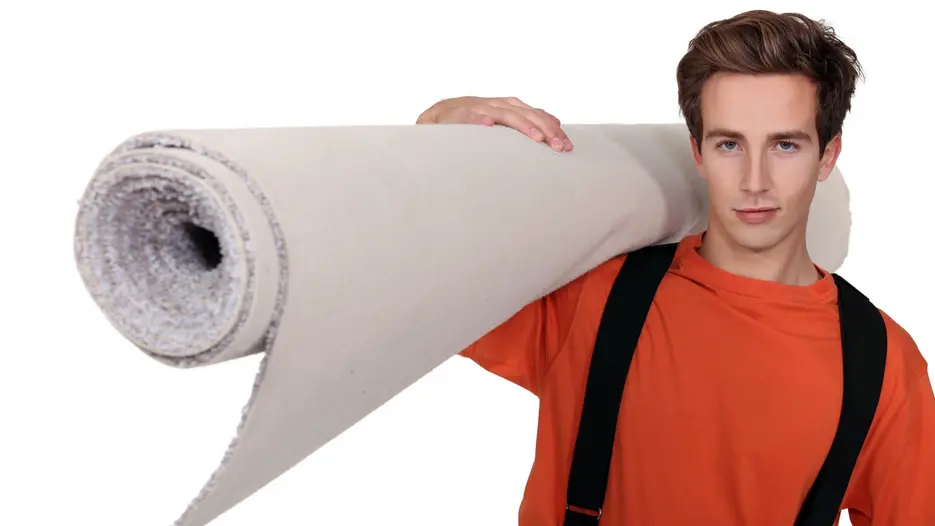 Handwerker mit Teppichboden