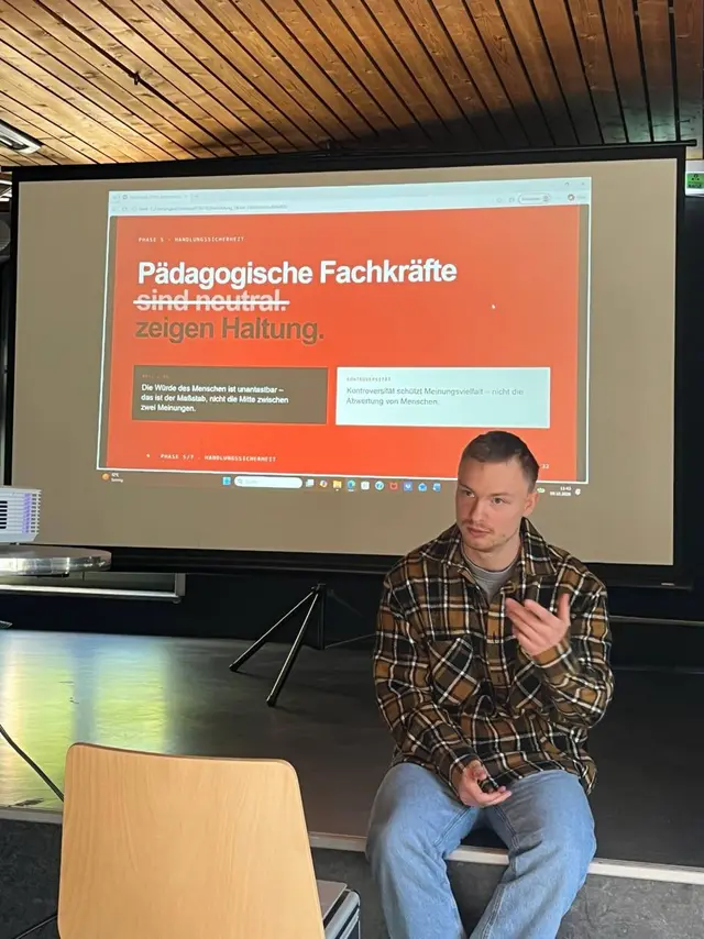 Niklas Siebenhüter, wissenschaftlicher Mitarbeiter an der Professur für Politische Bildung, bei der Fortbildung zu Rechtsextremismus auf TikTok und pädagogischer Handlungssicherheit im Jugendzentrum Neuburg an der Donau
