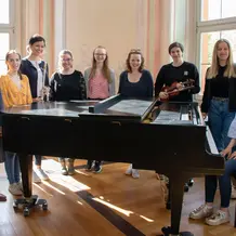 Mit Unterstützung von Prof. Dr. Kathrin Schlemmer (Professorin für Musikwissenschaft an der KU; links im Bild) haben Studentinnen der KU ein Konzert konzipiert, das die Werke von Komponistinnen in den Mittelpunkt stellt. Der Erlös der Veranstaltung im Holzersaal der Sommerresidenz kommt dem UN Women Fund for Gender Equality zugute. (Foto: Schulte Strathaus/upd)