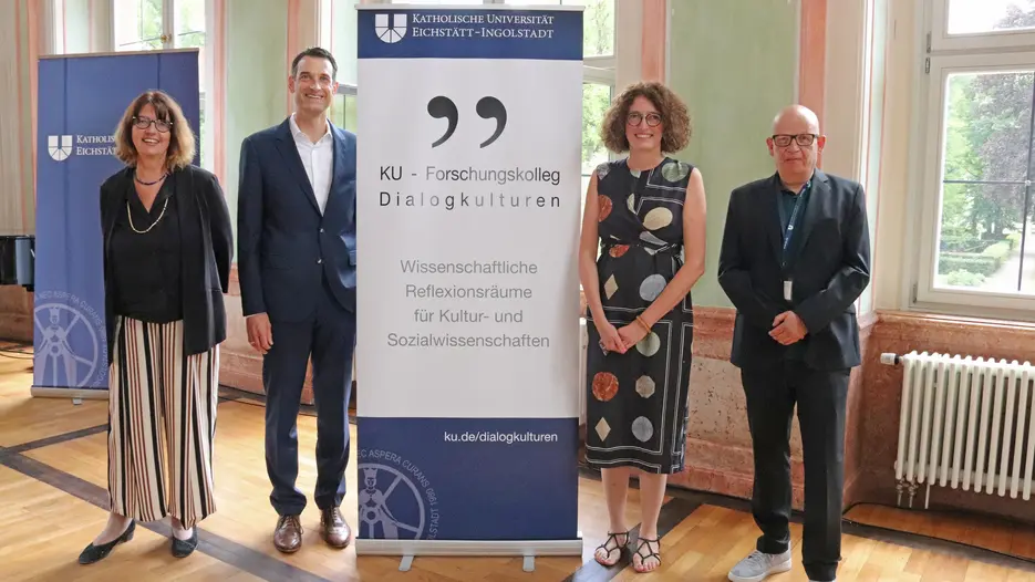 (v.r.) Prof. Dr. Robert Schmidt und Prof. Dr. Kerstin Schmidt leiten das Forschungskolleg „Dialogkulturen“, das im Beisein von KU-Vizepräsident Prof. Dr. Jens Hogreve und Präsidentin Prof. Dr. Gabriele Gien seine Auftaktkonferenz veranstaltet hat. 