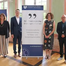 (v.r.) Prof. Dr. Robert Schmidt und Prof. Dr. Kerstin Schmidt leiten das Forschungskolleg „Dialogkulturen“, das im Beisein von KU-Vizepräsident Prof. Dr. Jens Hogreve und Präsidentin Prof. Dr. Gabriele Gien seine Auftaktkonferenz veranstaltet hat. 