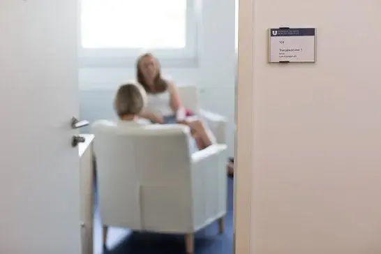 Therapiesituation (zwei Frauen);verschwommenes Bild; Perspektive in den Therapieraum hinein