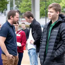 Raphael Schulz am Tag der offenen Tür mit Schülern